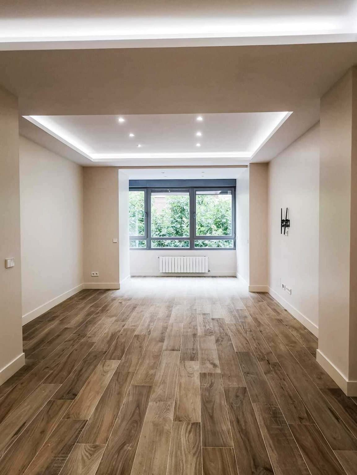 Después de la reforma: el salón de una reforma integral en Madrid, antes y después