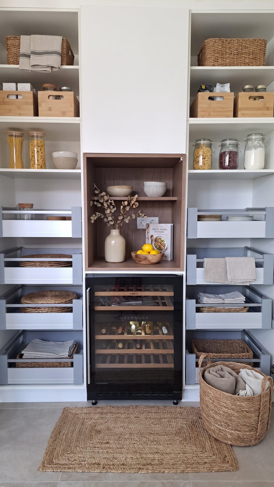 La misma estancia con muebles añadidos con IA
