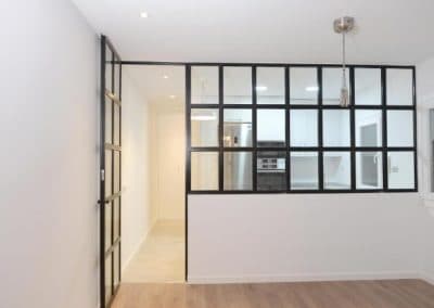 reforma con cerramiento de cristal en cocina y salón