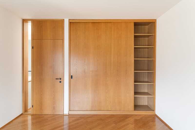 Los armarios juegan un papel importantísimo para mantener una casa ordenada. Pero también ocupan mucho espacio. Por eso se prefieren los armarios empotrados