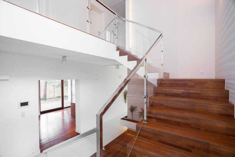 Escalera De Madera Con Barandillas De Cristal Y Pasamanos De