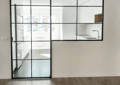 reforma en Barrio del Pilar con pared de cristal para separar cocina y salón