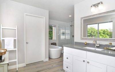 Baños con suelo porcelánico imitación madera